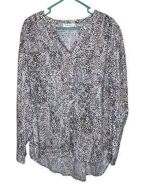 3/$20 beachlunchlounge Black & White Spotted V-Neck High Low Button Down Blouse